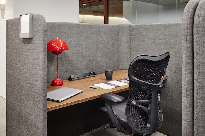 Private Workspaces Semi-Enclosed Dedicated Desk 